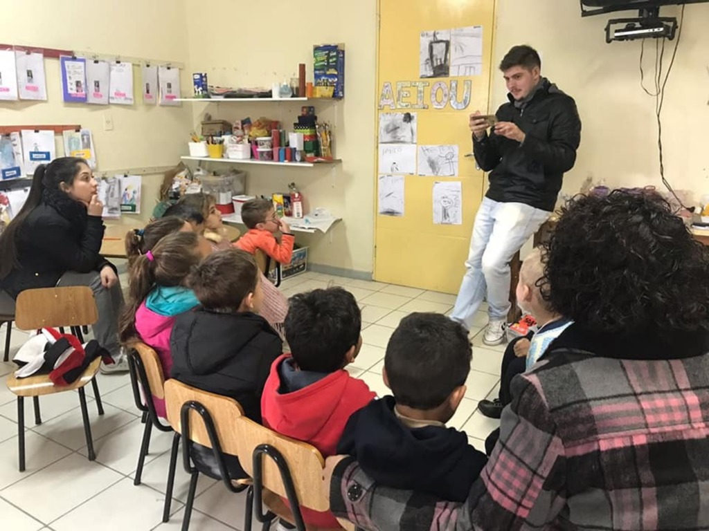 Foto: Arquivo Pessoal - Futuro biólogo, Vitor Hugo realiza oficinas que facilitam o aprendizado de ciências por alunos de séries iniciais da Escola Sinos de Belém