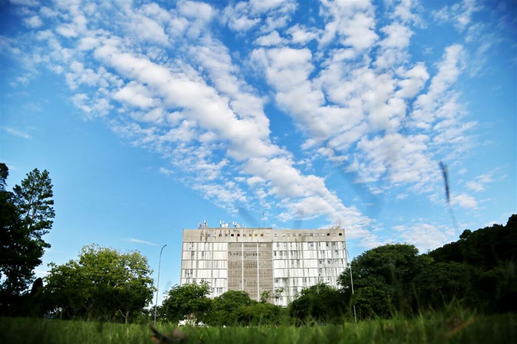 UFSM abre vagas para professor substituto com salário até R$ 5,7 mil