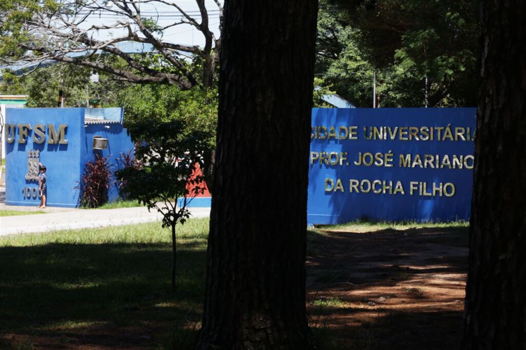 UFSM abre 11 vagas para professor substituto com salários de até R$ 5,7 mil