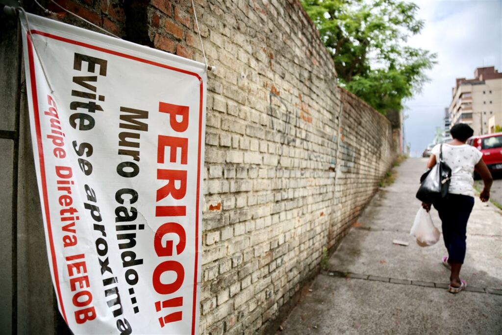 Foto: Renan Mattos - Cartaz colocado pela direção da escola Olavo Bilac segue no local, informando dos riscos
