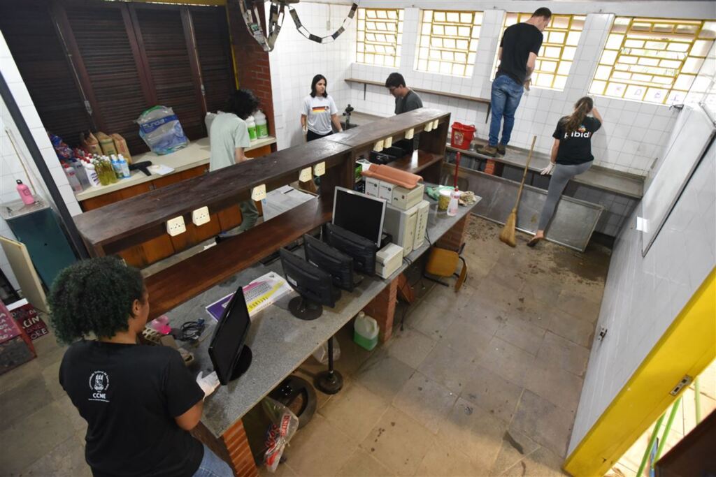 VÍDEO: alunos da UFSM ajudam a revitalizar escolas de Santa Maria