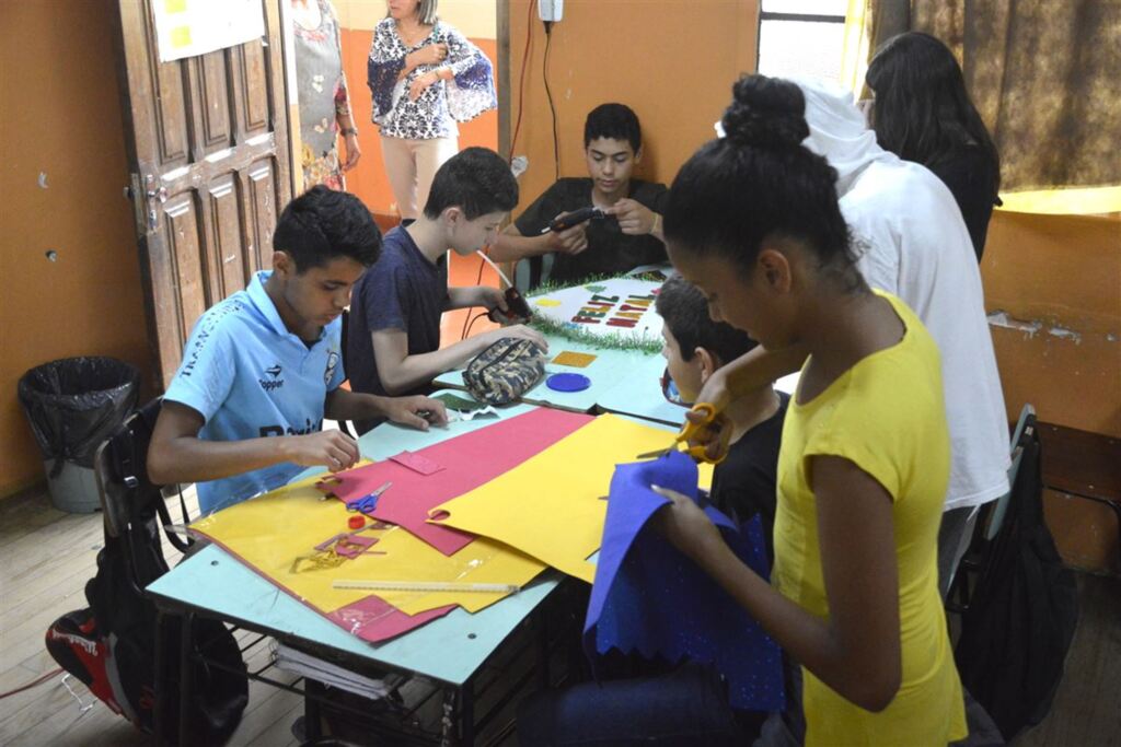 Foto: João Vilnei (Prefeitura) - Alunos do 7º ano do Ensino Fundamental da escola Perpétuo Socorro produziram materiais para o Natal nesta sexta