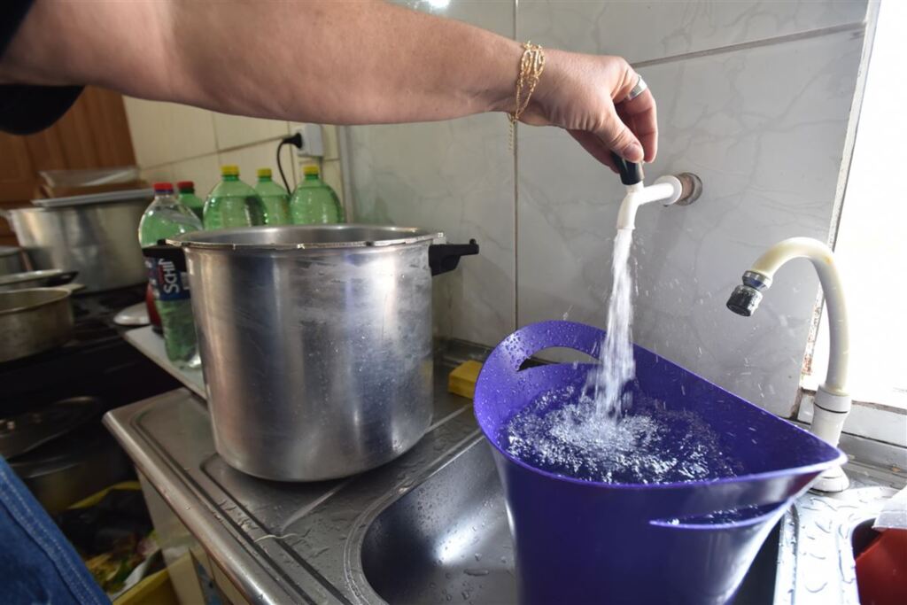 Sem caixa d'água há 7 meses, escola de Santa Maria vai ter que esperar mais para obra