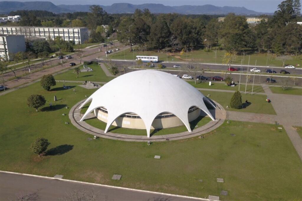 UFSM lança editais para concursos de professor com salários de mais de R$ 9 mil