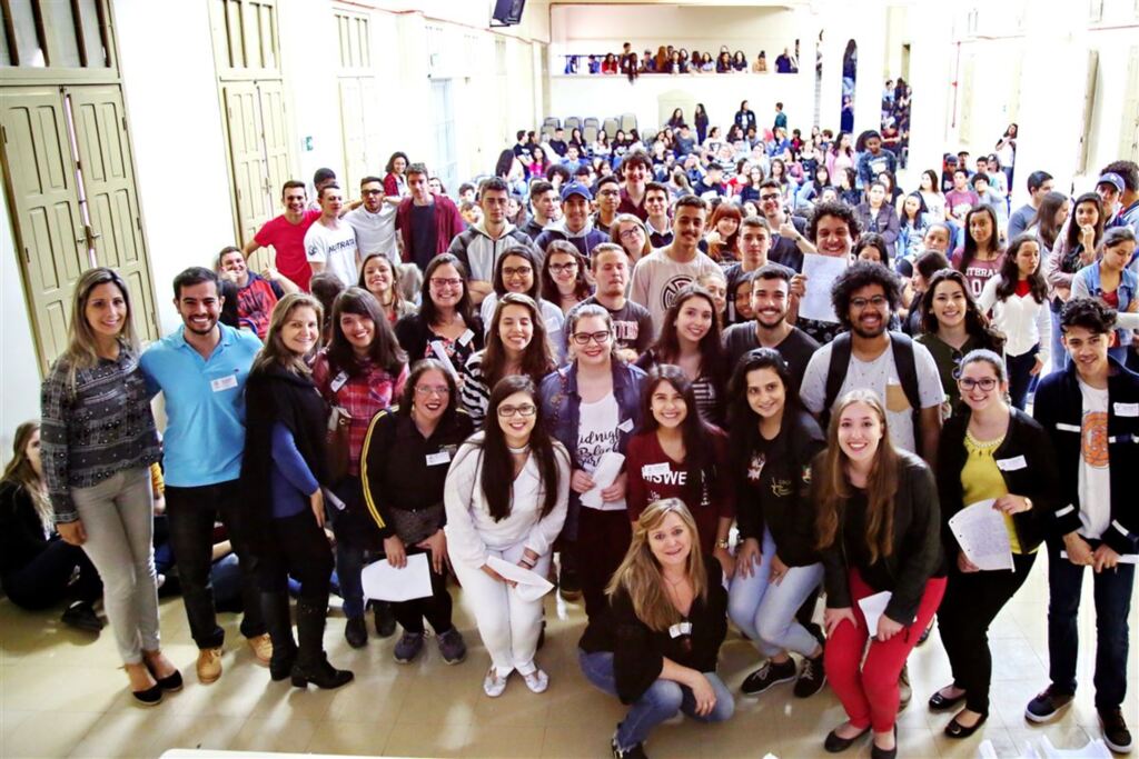 título imagem VÍDEO: Ex-alunos abrem cápsula do tempo nos 65 anos do Maneco