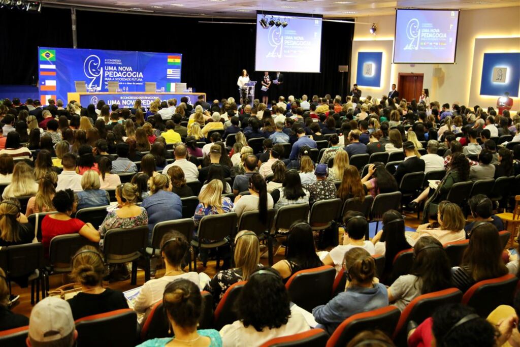 Mais de mil pessoas debatem a educação na era tecnológica