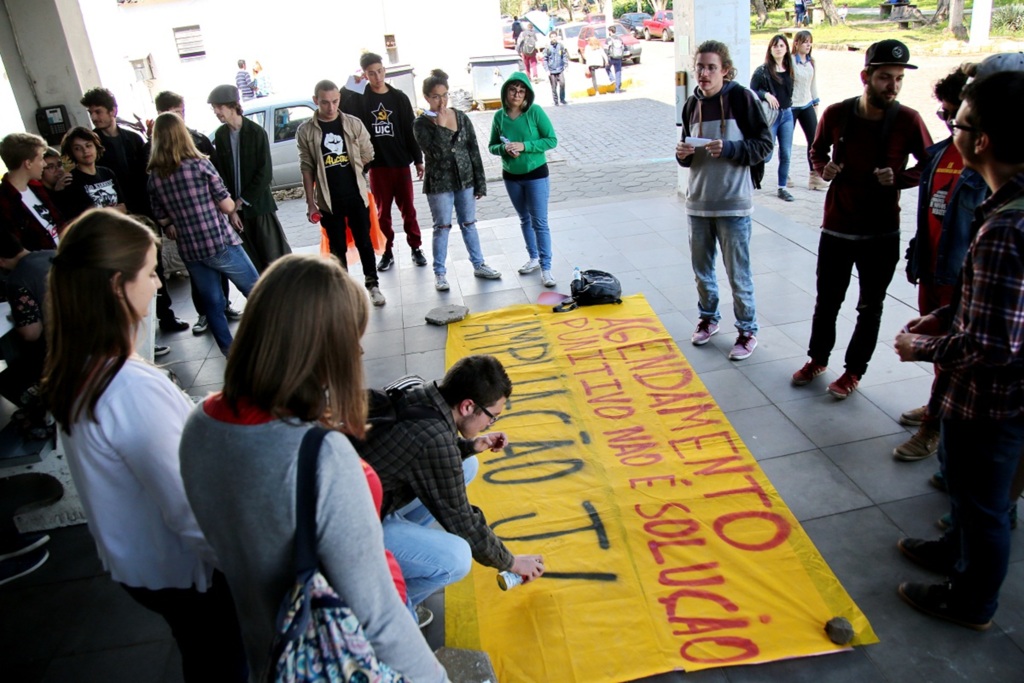 Alunos da UFSM protestam em frente ao RU contra agendamento de refeições