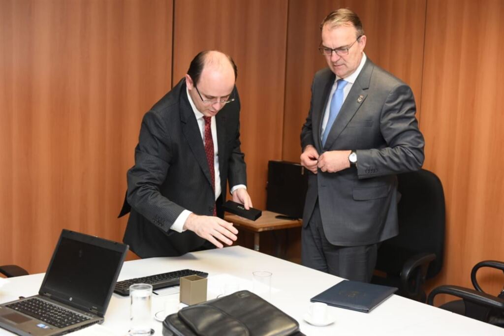 Foto: Assessoria do Gabinete do Reitor - Paulo Burmann (D) se reuniu com Rossieli Soares da  Silva para tentar viabilizar recurso retido no Ministério da Educação