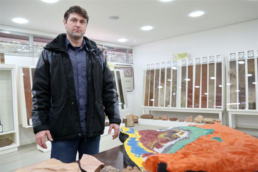 Foto: Renan Mattos (Diário) - O professor Fabrício Pedron destaca a importância do acervo para o estudo do ambiente