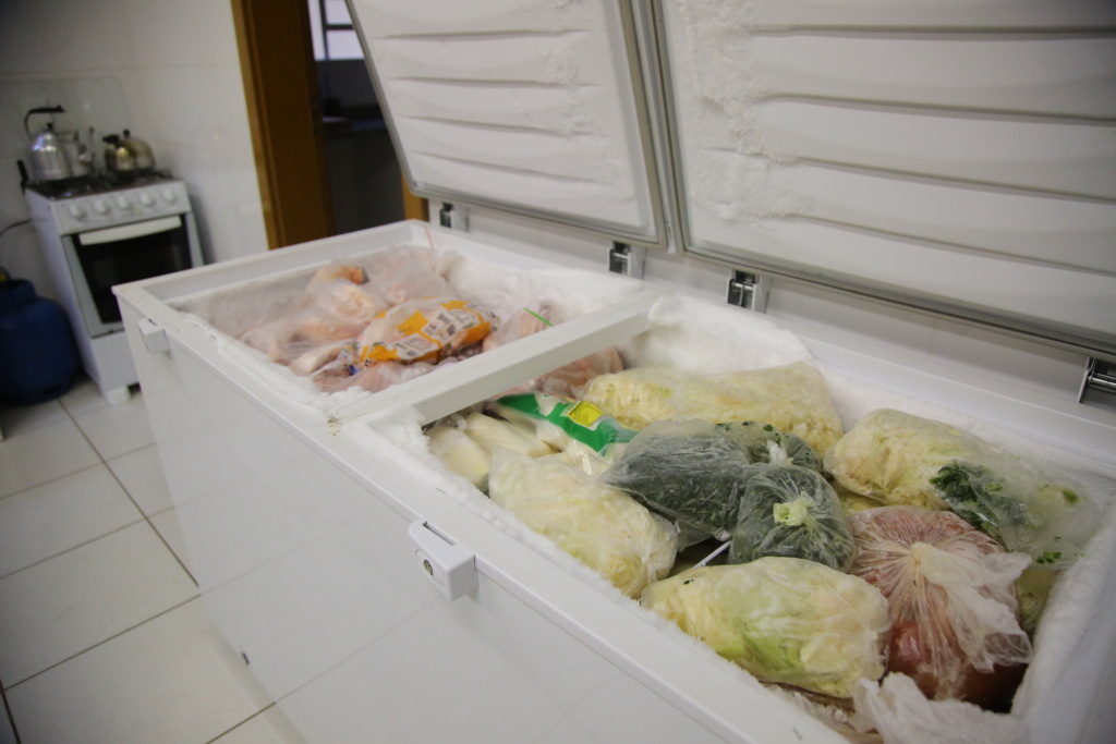 Enquanto não há merendeiras, direção e voluntários se revezam para garantir lanche