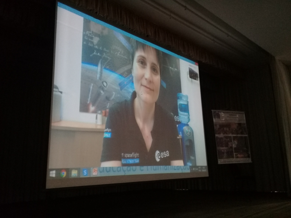 Alunos de Santa Maria batem-papo com astronauta italiana