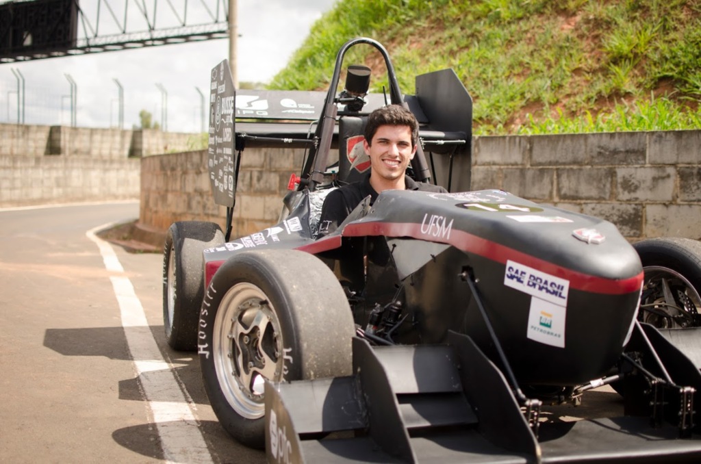 Equipe Fórmula UFSM leva veículo para exposição no Shopping Praça Nova