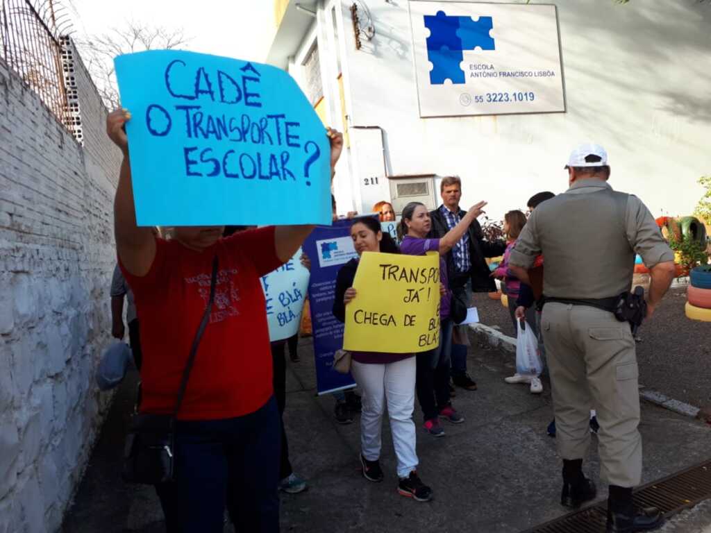 Foto: Arquivo pessoal - Protesto escola Francisco Lisboa por transporte escolar
