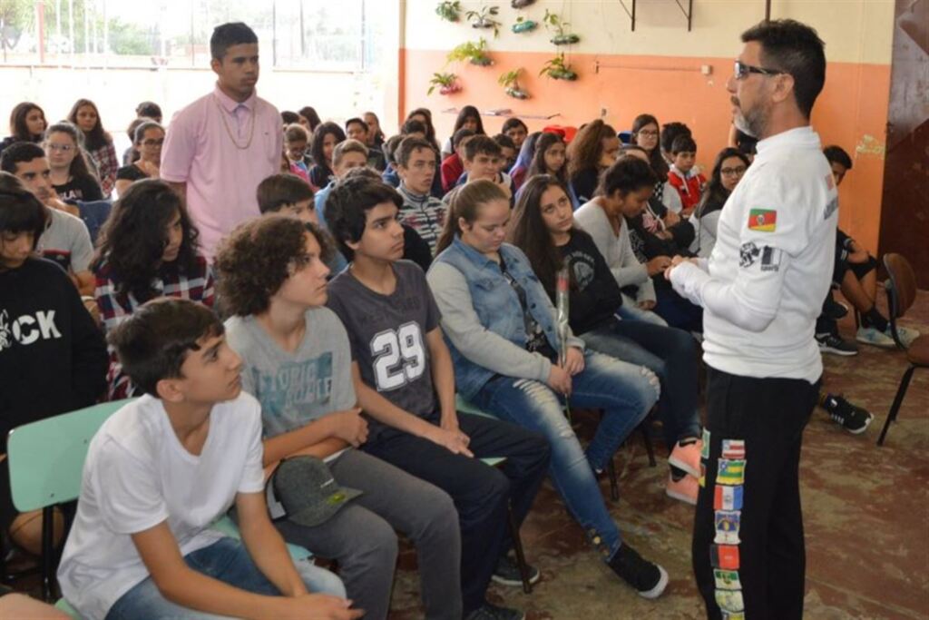 Depois de 20 anos de viagem de bicicleta pelo Brasil, ciclista dá palestras em escolas