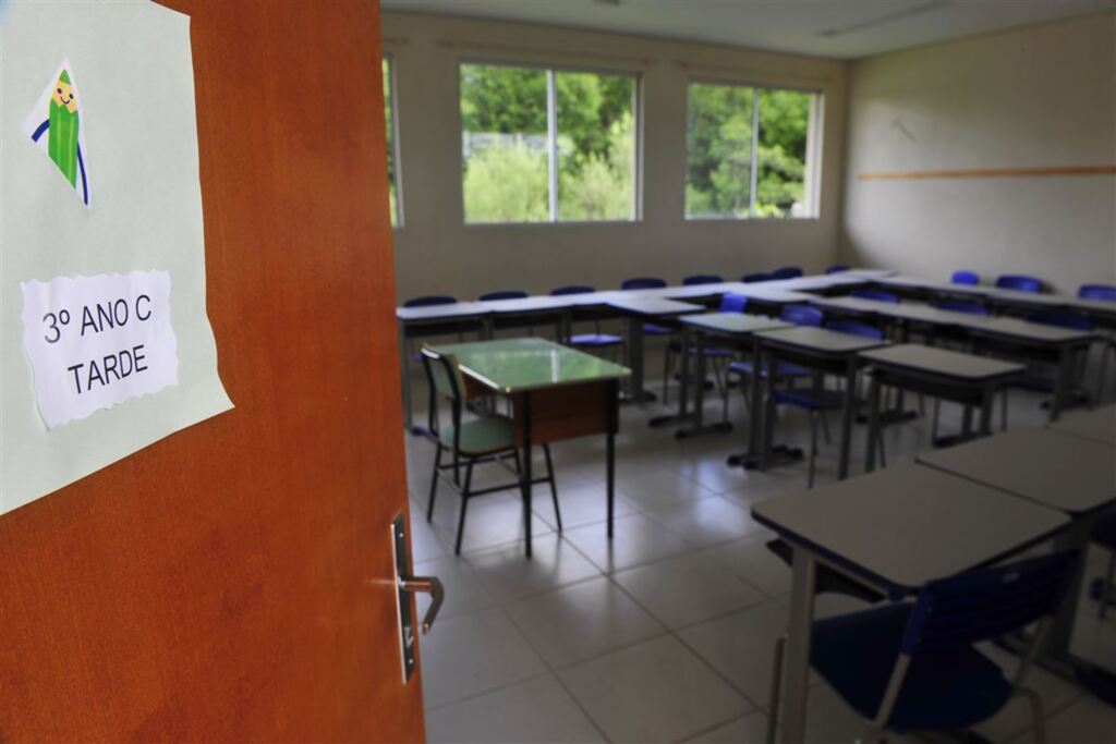 Um mês após aulas começarem, escolas municipais ainda estão sem professores