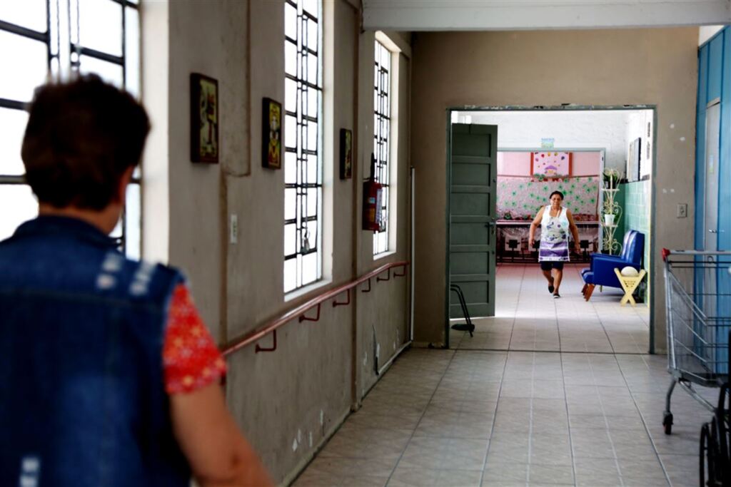 Mais uma vez, alunos com deficiência aguardam transporte para ir à escola