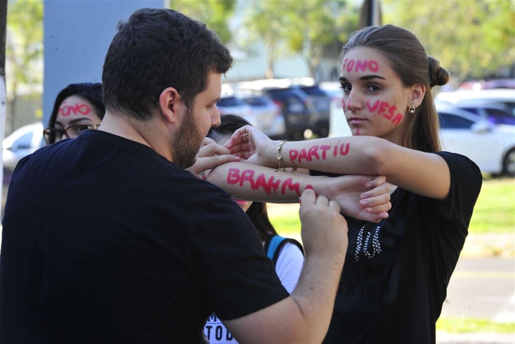  - Veterano de Fonoaudiologia Ângelo Thomazi pinta a bixo Danielli Tessele na recepção do curso aos caluros