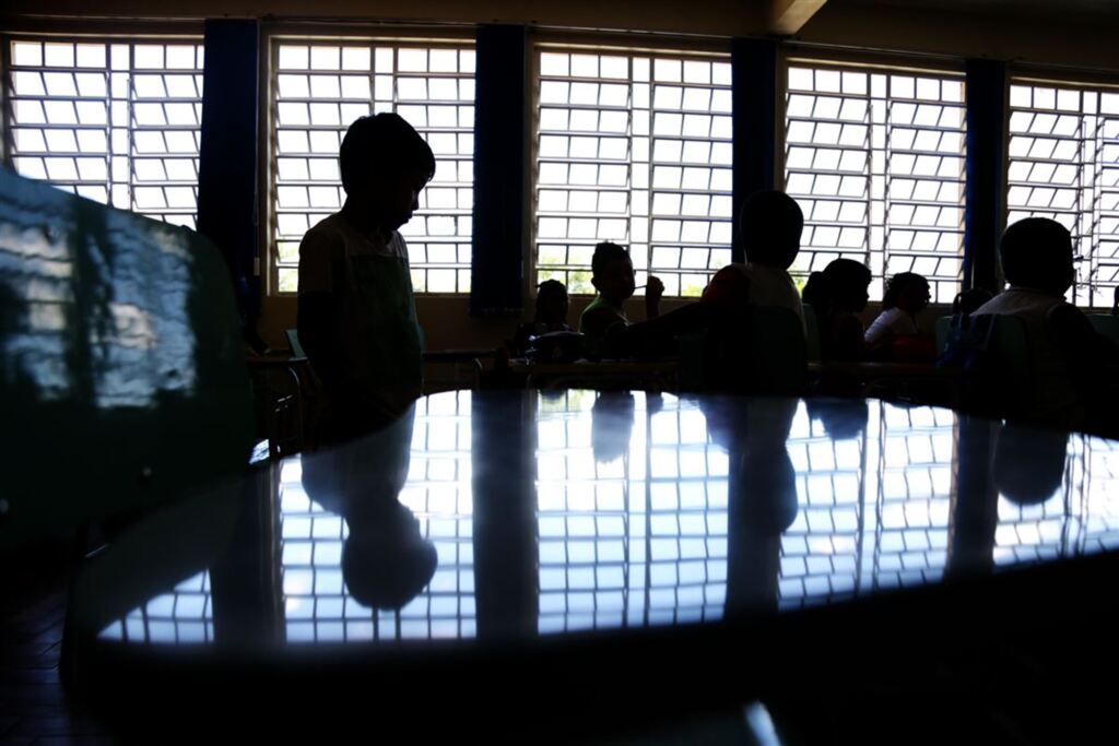 Aulas recomeçaram com problemas de infraestrutura e professor