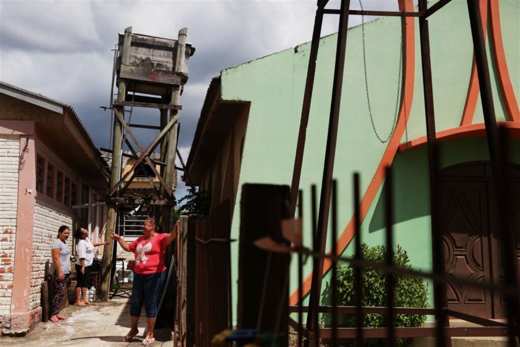 Pais pedem suspensão de aulas devido ao perigo de uma caixa d'água