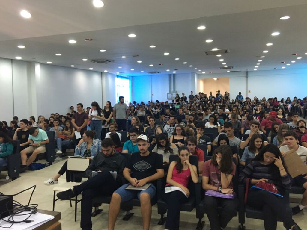 Auditório da UFSM lota na 1ª chamada oral para novos bixos