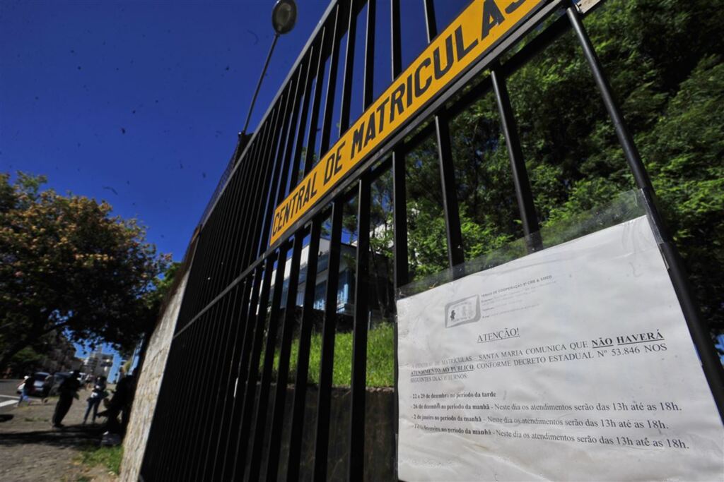 Pais esperam por até 12 horas na fila por transferência escolar