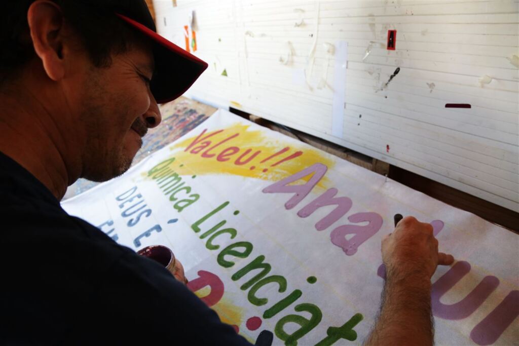 Aprovados pelo Sisu têm o nome no listão e nas faixas espalhadas em Santa Maria