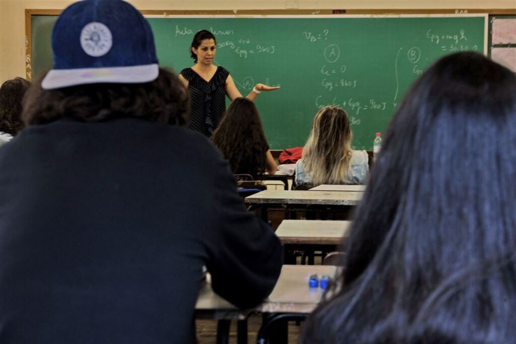 Metade das escolas ainda não têm definição de até quando terão aulas