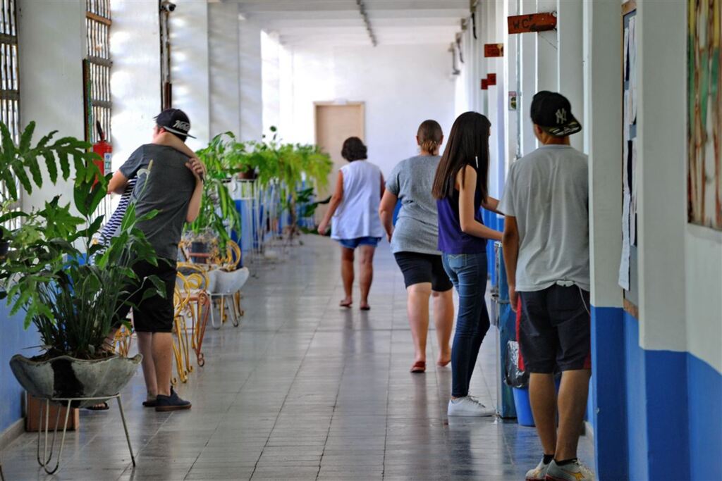 Por causa da greve, mãe teme que filha perca vaga em outra escola