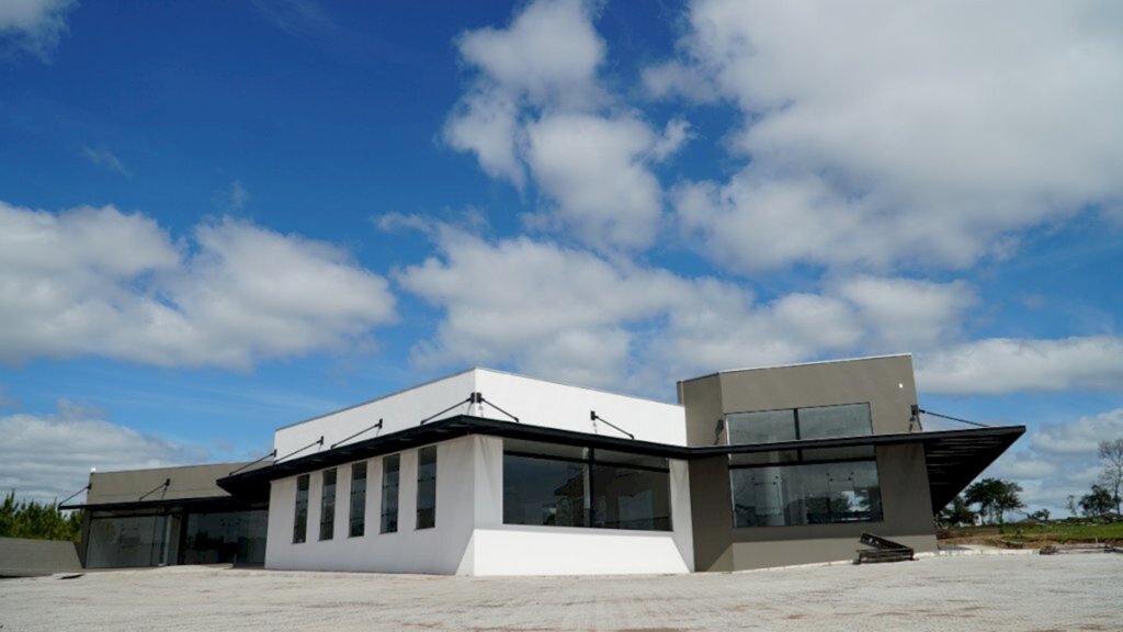 VÍDEO: Crematório está pronto, mas empresa aguarda liberação da prefeitura