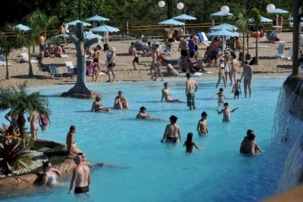 Com indefinições, clubes sociais planejam temporada de verão