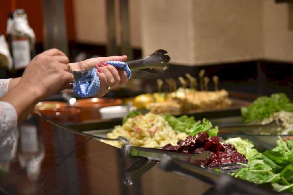 De 24 restaurantes consultados, 10 reabrem a partir desta segunda