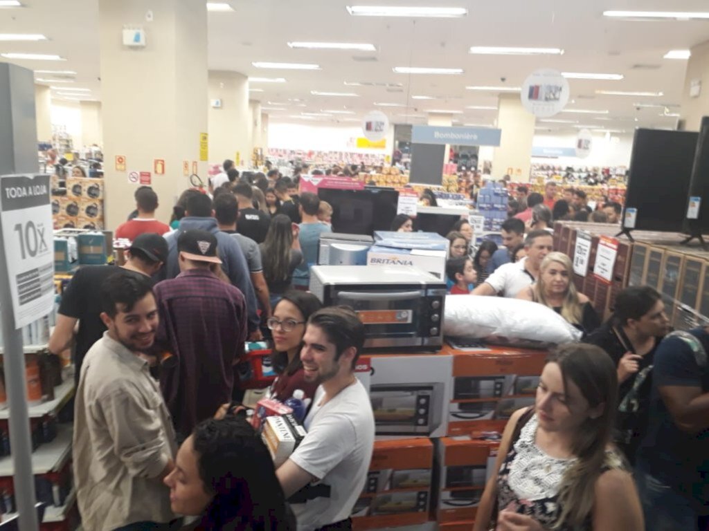 título imagem VÍDEOS + FOTOS: Black Friday movimenta madrugada em shoppings e hipermercados