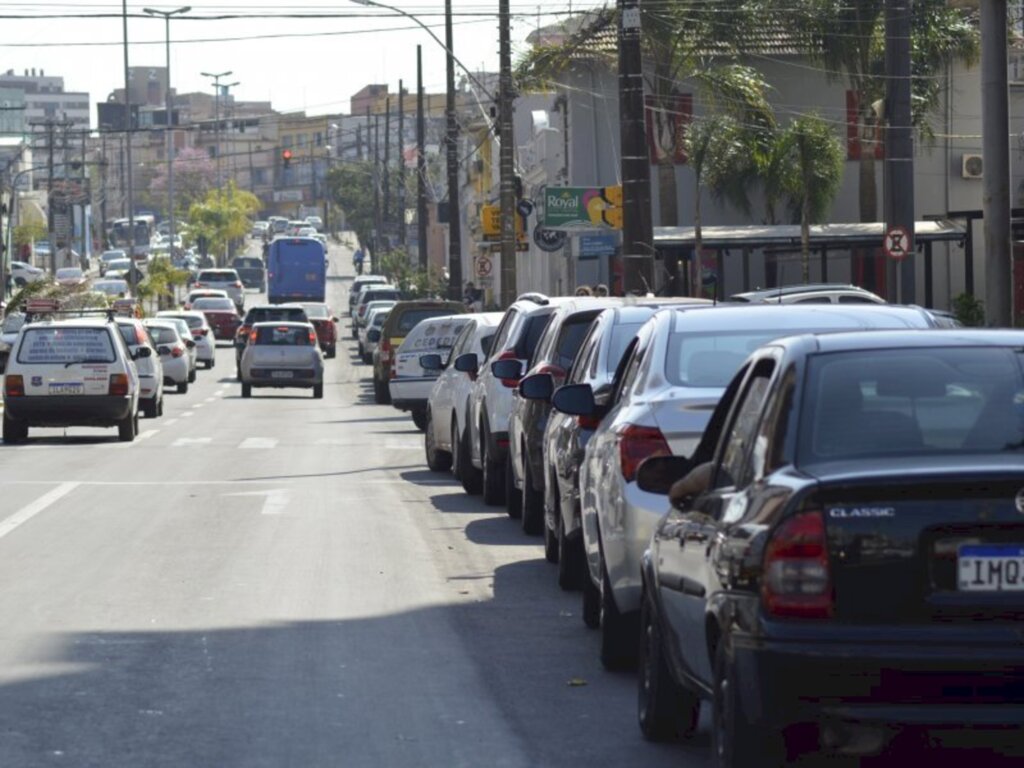 Restrições para estacionar na Avenida Dores preocupam comerciantes