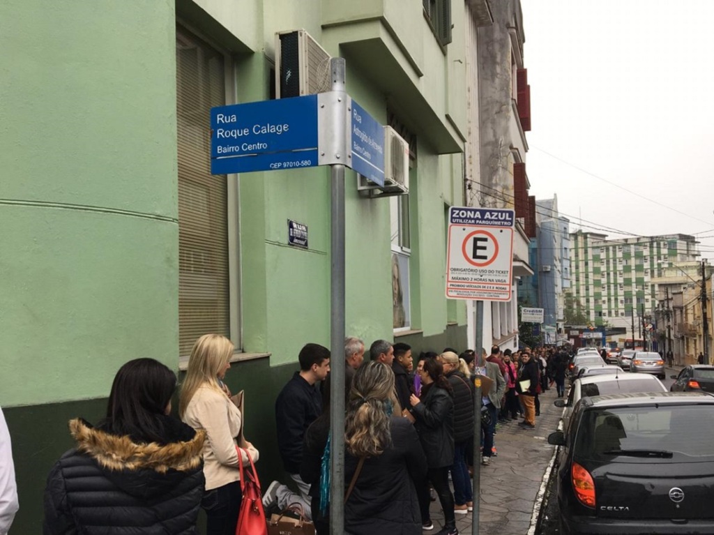 VÍDEO: fila para entregar currículo para vagas da Havan se estende por 4 quadras