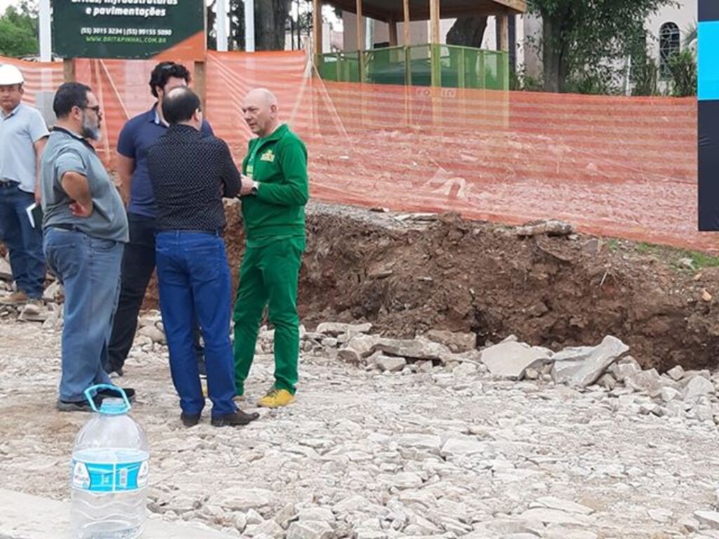 Em visita à obra, Hang anuncia data de abertura da Havan