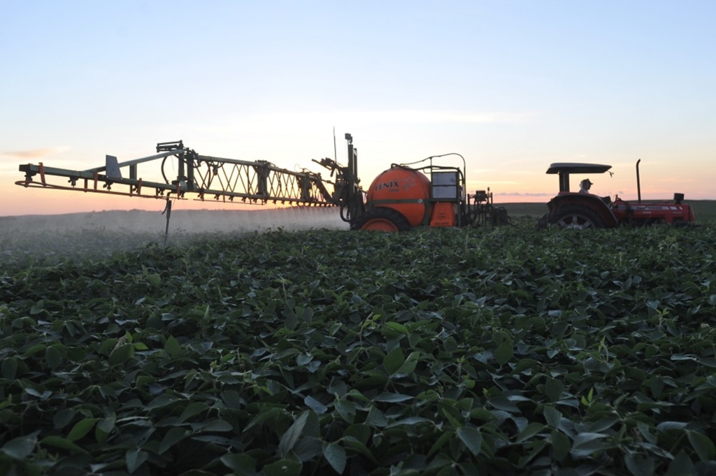 Colunista analisa argumentos de defensores e críticos de agrotóxicos