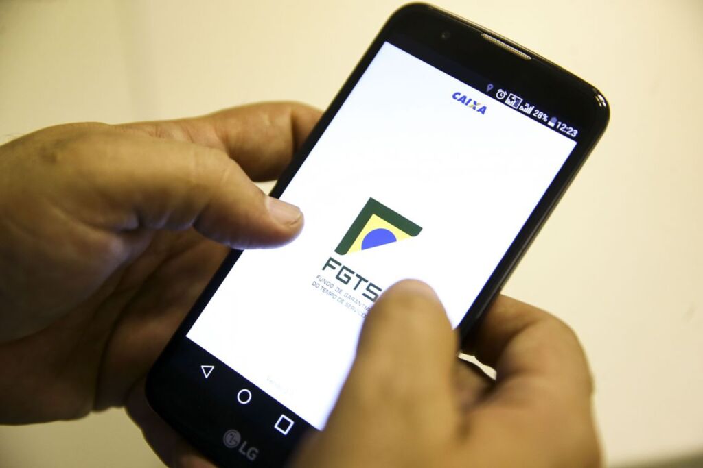 VÍDEO: entenda a diferença do saque imediato e do saque aniversário do FGTS