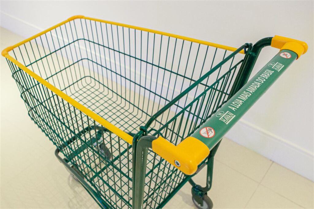 Por 'patriotismo', Hang testa carrinho verde e amarelo em lojas da Havan