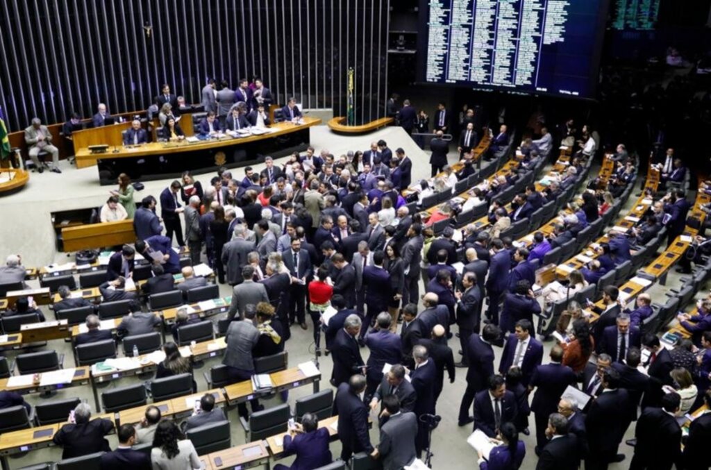 Câmara aprova mudanças em regras de pensão e para mulheres