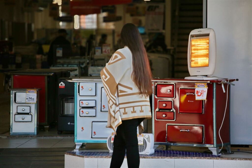VÍDEO+FOTOS: com o frio, aumenta a procura por aquecedores, fogões e roupas