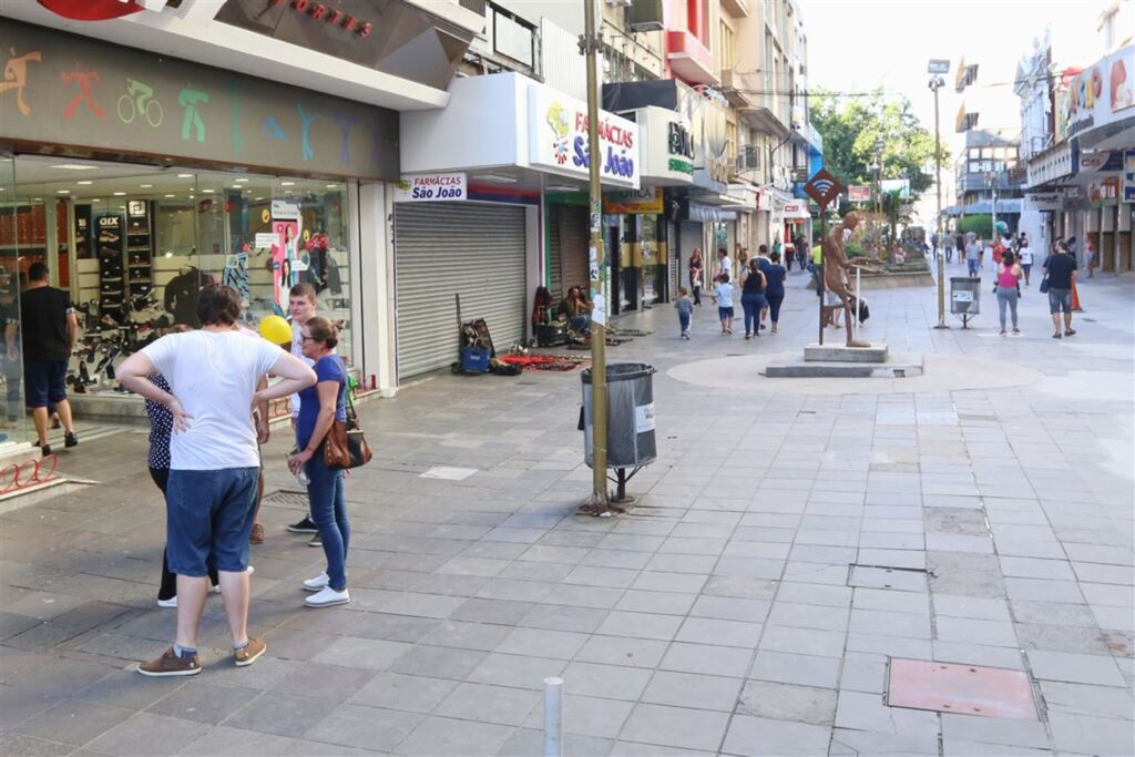 Apesar de ser permitido, poucas lojas abrirão no Centro nesta quinta