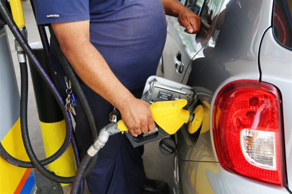 Gasolina baixou R$ 0,27 nas refinarias