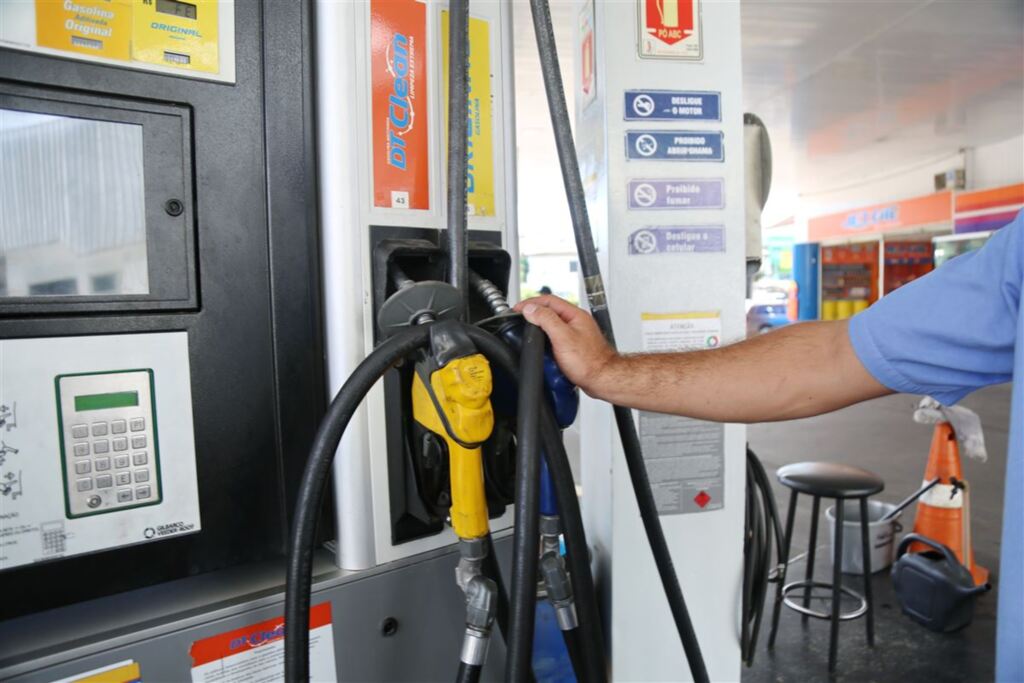 Gasolina cairá quase 14 centavos a partir deste sábado nas refinarias