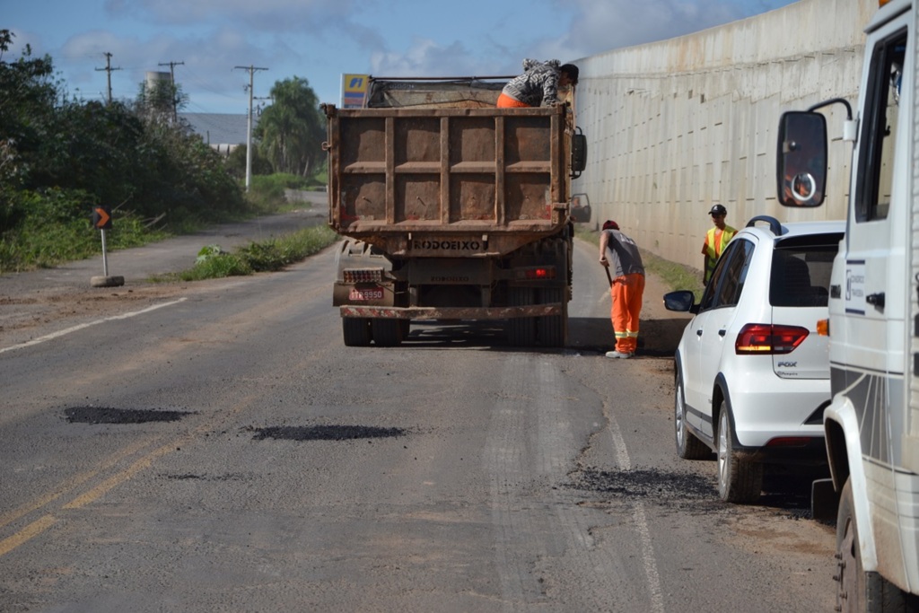Dnit aproveitou dia de sol e realizou tapa-buracos nas rodovias da região na quarta