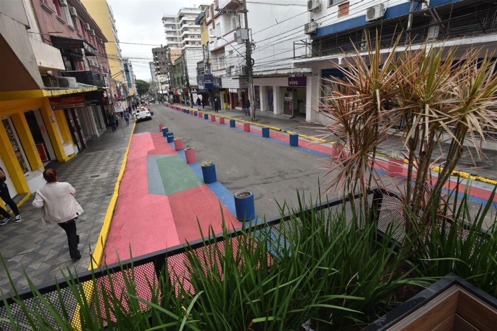 Lojistas falam em queda de 50% nas vendas e pedem volta dos estacionamentos na Bozano