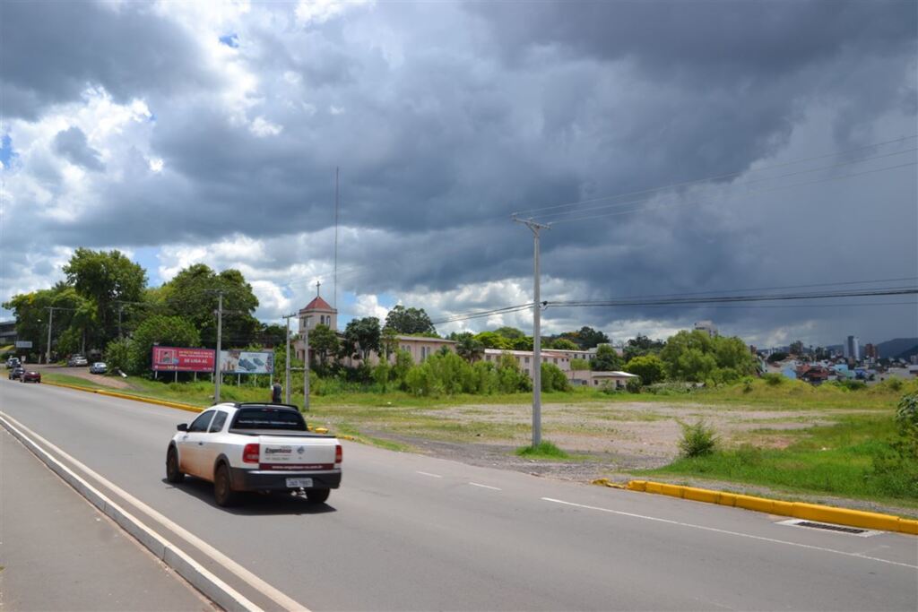 Foto: Deni Zolin (Diário) - Terreno onde prédio será erguido