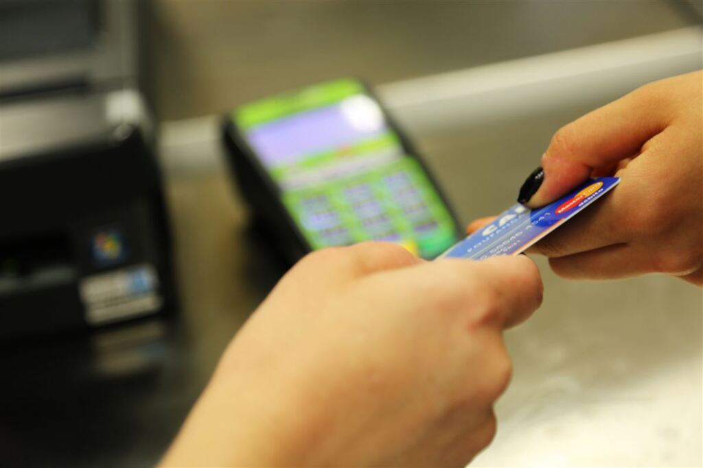 Cade vai investigar Rede por zerar taxa para uso de máquina de cartão