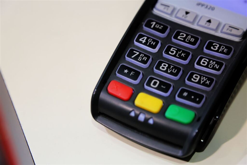 Rede zera taxa e abre disputa entre operadoras de máquinas