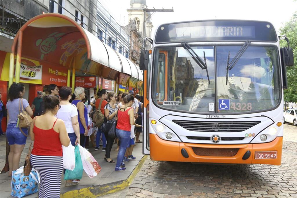 Com suspensão da reunião do conselho, não há previsão para reajuste dos ônibus