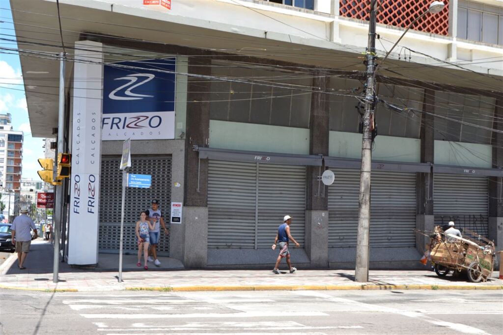 Loja de roupas vai ocupar espaço onde ficava a Frizzo Calçados